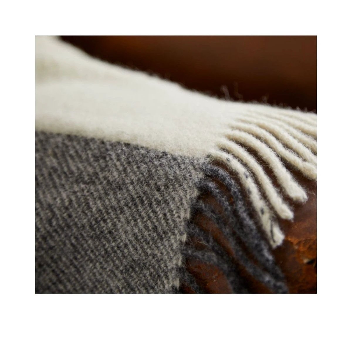 Plaid Moorland Donker Grijs Beige (Charcoal and Creame) - 150x183 - Nieuw Wol - Tweedmill UK by MoodCompanyNL