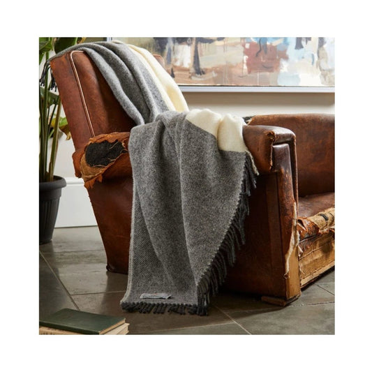 Plaid Moorland Donker Grijs Beige (Charcoal and Creame) - 150x183 - Nieuw Wol - Tweedmill UK by MoodCompanyNL