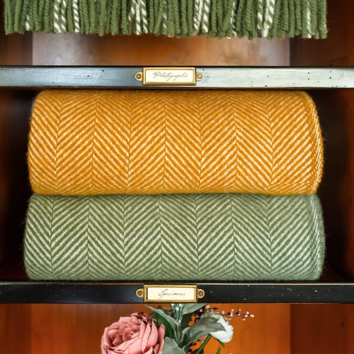 MoodCompanyNL - Plaid Visgraat Olijf Groen - 150x183 - Nieuw Wol - Tweedmill UK - 5060067700690