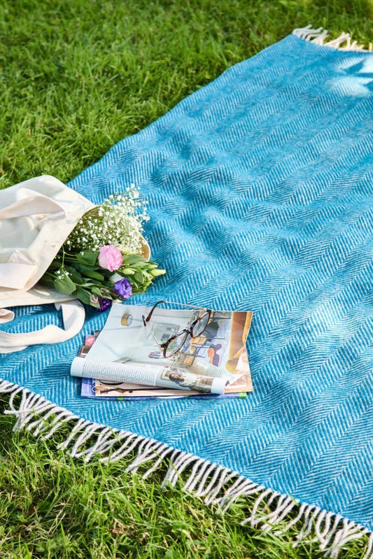 Lentekriebels? Ontdek het perfecte waterdichte wollen picknickkleed voor buiten - Mood Company