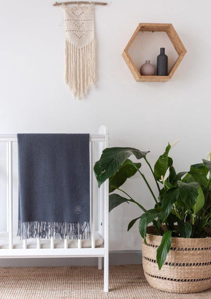 MoodCompanyNL - Babydekentje Donker Grijs - 75x110 - Lamswol - TBCo Scotland - 5055603599302