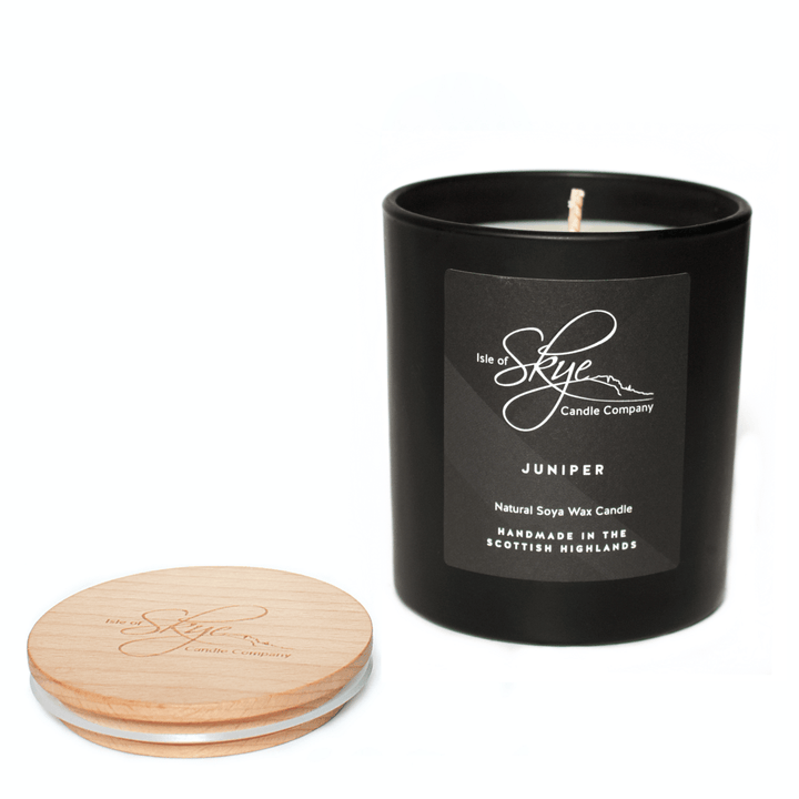 MoodCompanyNL - Geurkaars Jeneverbes (Juniper) Large - 45 uur - Sojawas - Isle of Skye Candle - 5060346380117