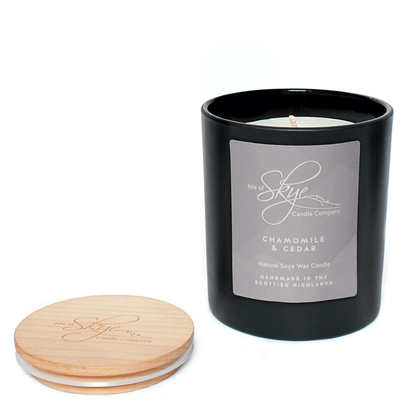 Geurkaars Kamille en Cederhout Large - 45 uur - Sojawas - Isle of Skye Candle by MoodCompanyNL