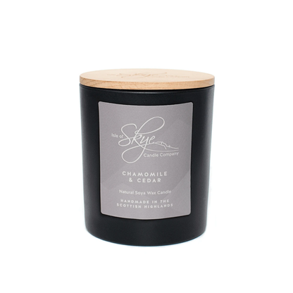 Geurkaars Kamille en Cederhout Large - 45 uur - Sojawas - Isle of Skye Candle by MoodCompanyNL