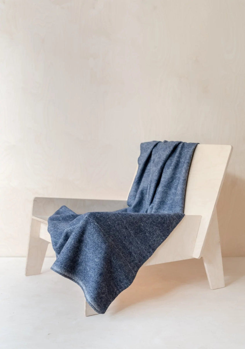 MoodCompanyNL - Hondendeken Visgraat Blauw - Wol - Geurbestendig - Hypoallergeen - 150x90 - TBCo Scotland - 5055603568001