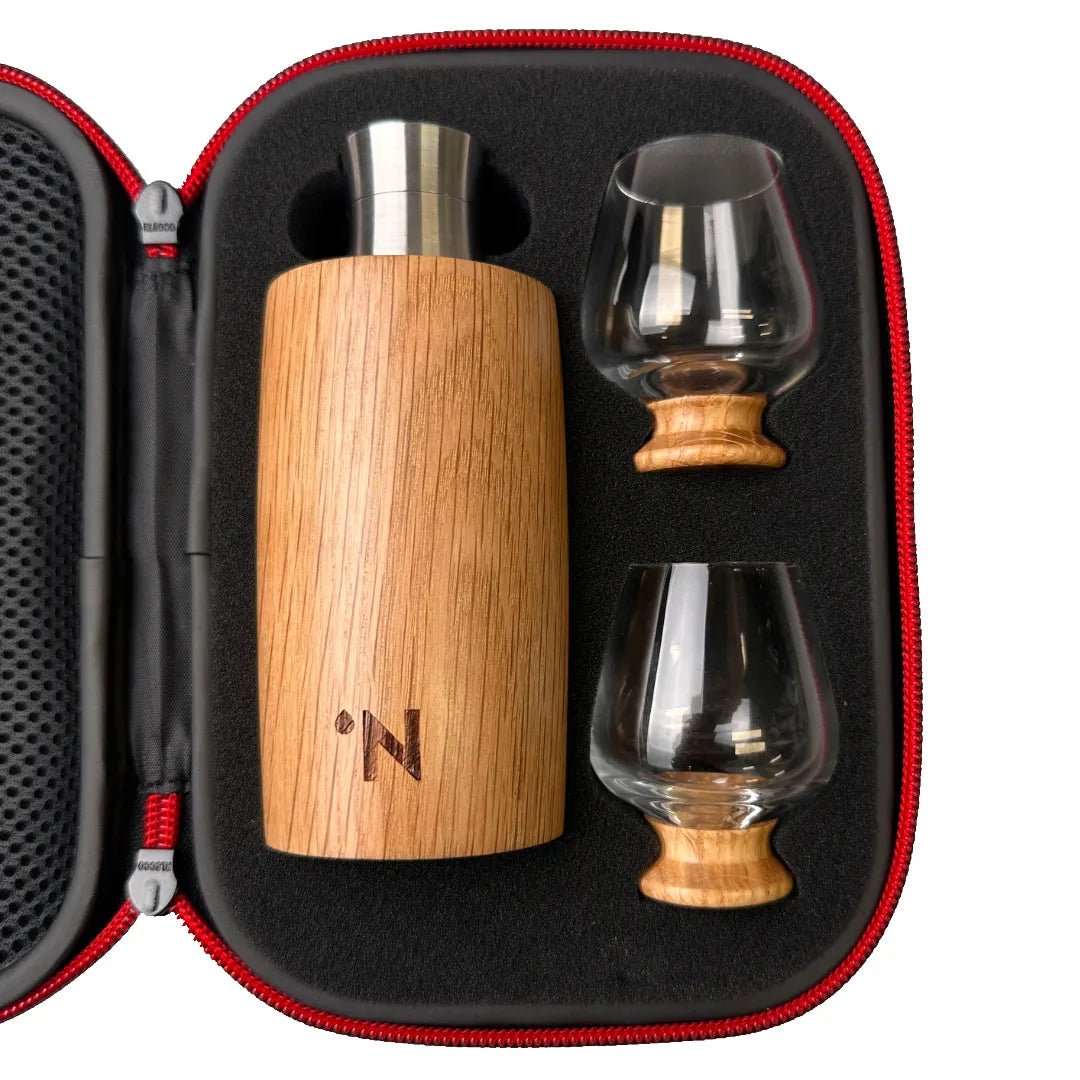 MoodCompanyNL - Outdoor Set – American Oak Flask & Glazen met houten voet in luxe cadeauverpakking - 6151217416420
