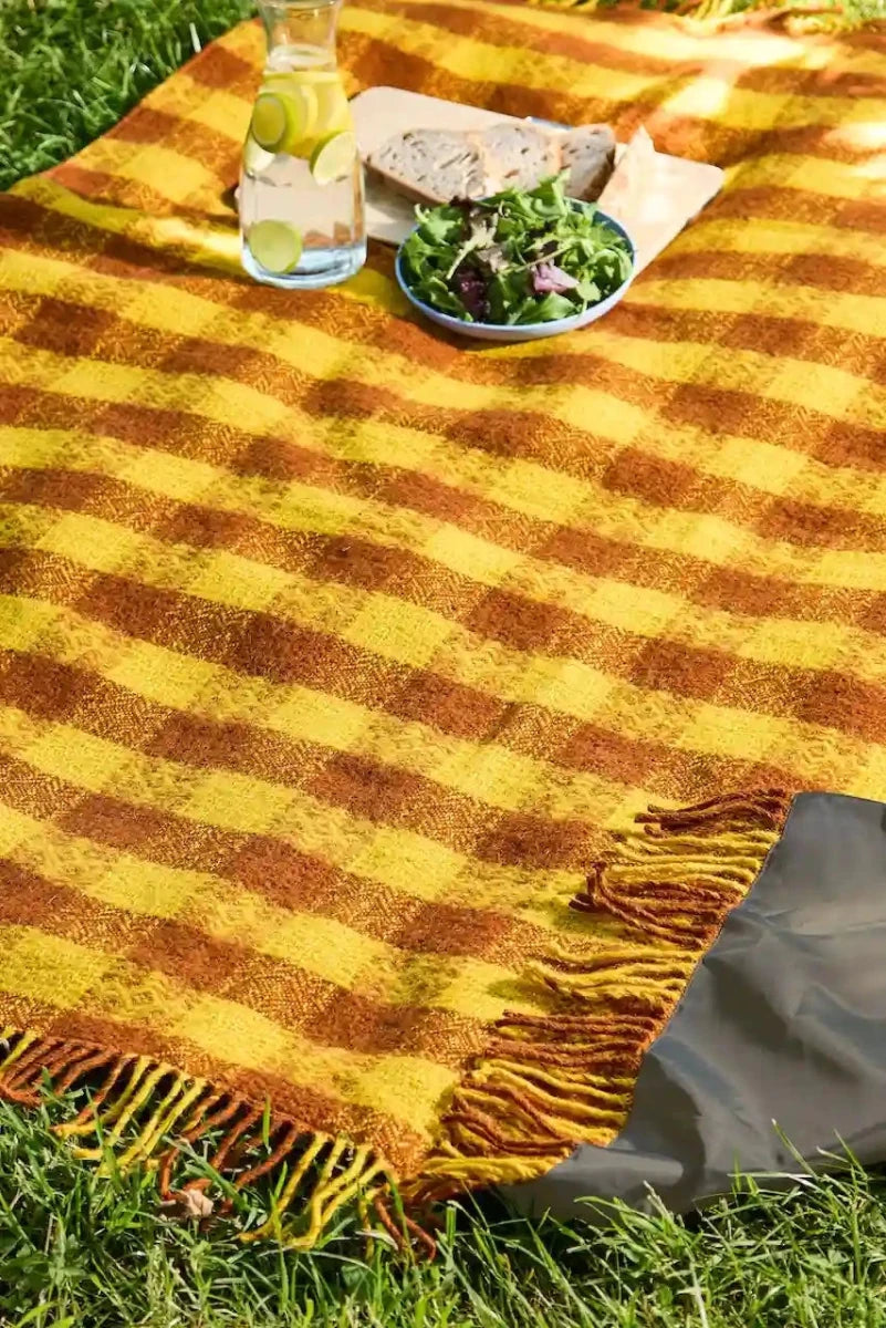 Mood Company - Picknickkleed Polo Okergeel en Bruin geruit - Wol - Leren Draagset - Waterdicht - 145x183cm - Tweedmill - 5060958306468