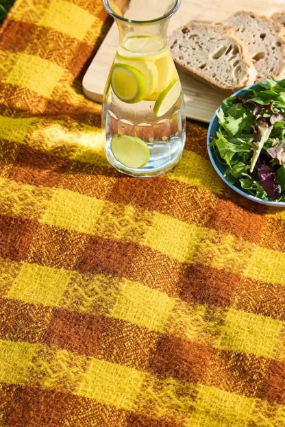 Mood Company - Picknickkleed Polo Okergeel en Bruin geruit - Wol - Leren Draagset - Waterdicht - 145x183cm - Tweedmill - 5060958306468