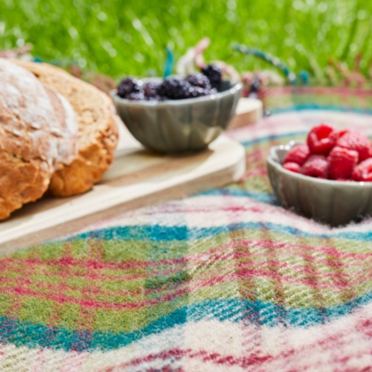 MoodCompanyNL - Picknickkleed Polo Tartan Distel - Wol - Leren Draagset - Waterdicht - 145x183cm - Tweedmill - 5060958304310