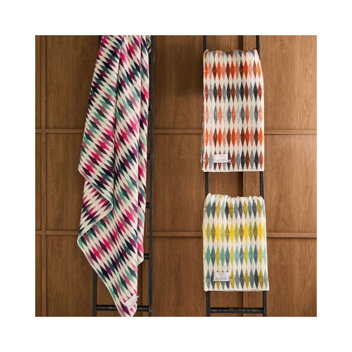 Mood Company - Plaid Harlequin Roze met Festonsteek - 140x200 - Nieuw Wol - Tweedmill UK - 5060958308288