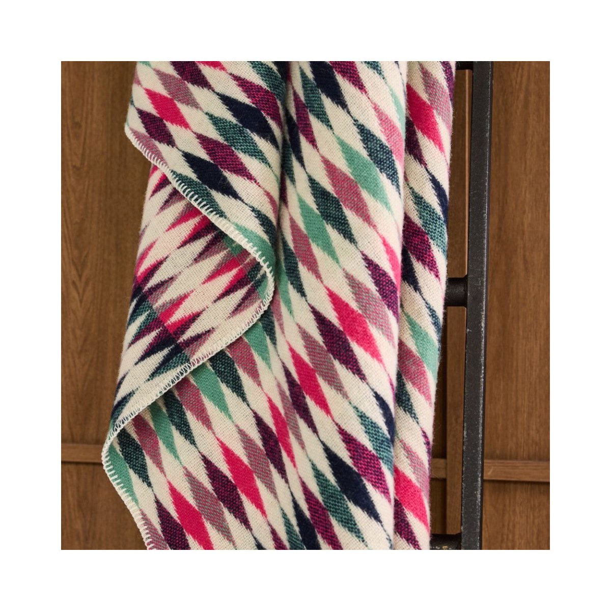 Mood Company - Plaid Harlequin Roze met Festonsteek - 140x200 - Nieuw Wol - Tweedmill UK - 5060958308288