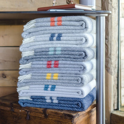 MoodCompanyNL - Plaid Visgraat 2 streep Grijs en Rood - 150x183 - Nieuw Wol - Tweedmill UK - 5060067709259