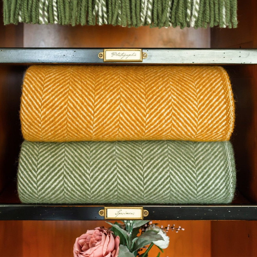 MoodCompanyNL - Plaid Visgraat Olijf Groen - 150x183 - Nieuw Wol - Tweedmill UK - 5060067700690