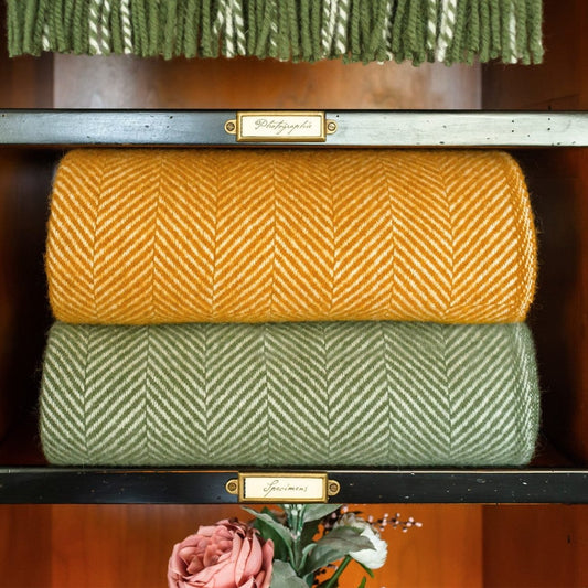 MoodCompanyNL - Plaid Visgraat Olijf Groen - 150x183 - Nieuw Wol - Tweedmill UK - 5060067700690