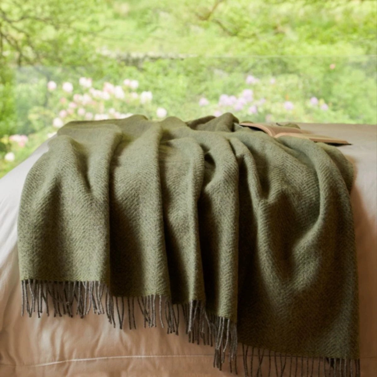 Sprei Visgraat Varen Groen met Grijs - 140x240 - Nieuw Wol - Tweedmill UK by MoodCompanyNL