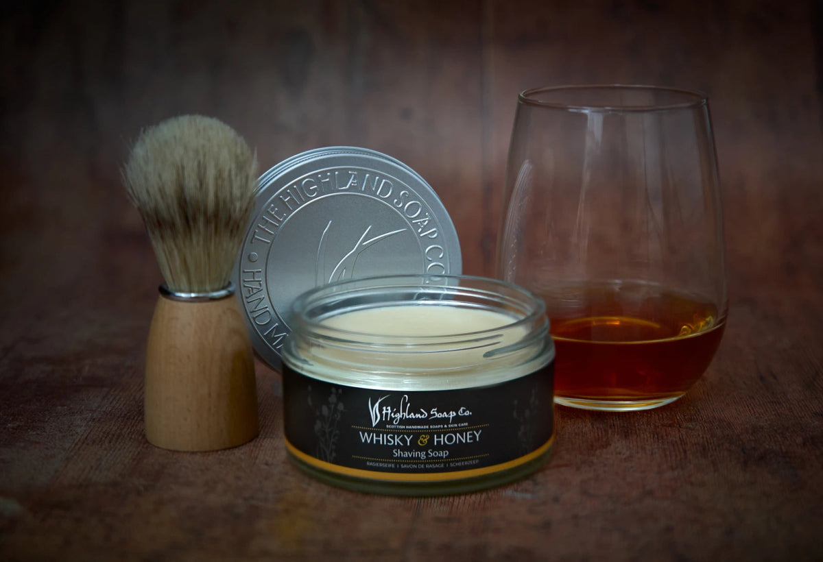 MoodCompanyNL - Whisky & Honey – Warm & Zoet - Scheerset - Scheerzeep, kwast en toilettas - 5060614511038