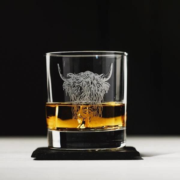 Whiskyglas Gegraveerd met Schotse Hooglander en leistenen onderzetter - Just Slate Company Scotland by MoodCompanyNL